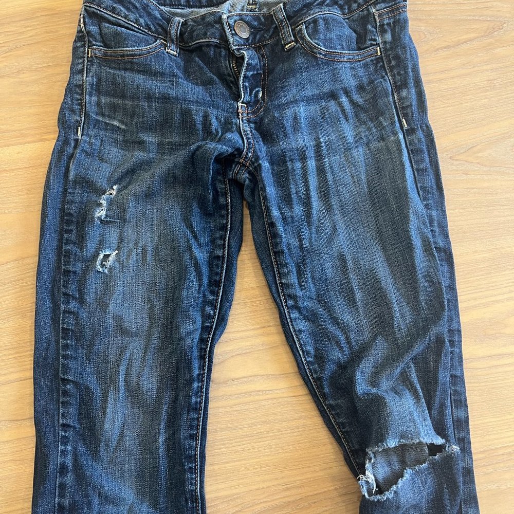 BASICALLY NEW - AE RIPPED JEANS, SIZE 4 REG - Picture 2 of 3